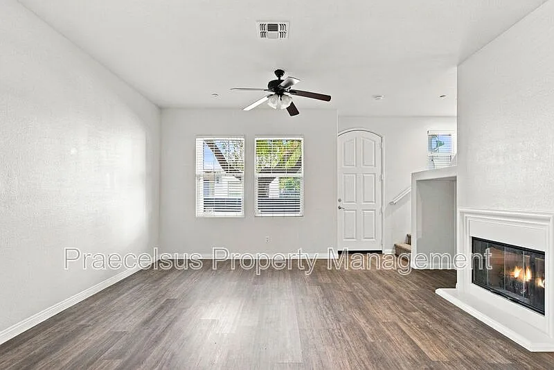 3 bed, 2.5 bath, 1395 sqft, $3,550 — Photo 3