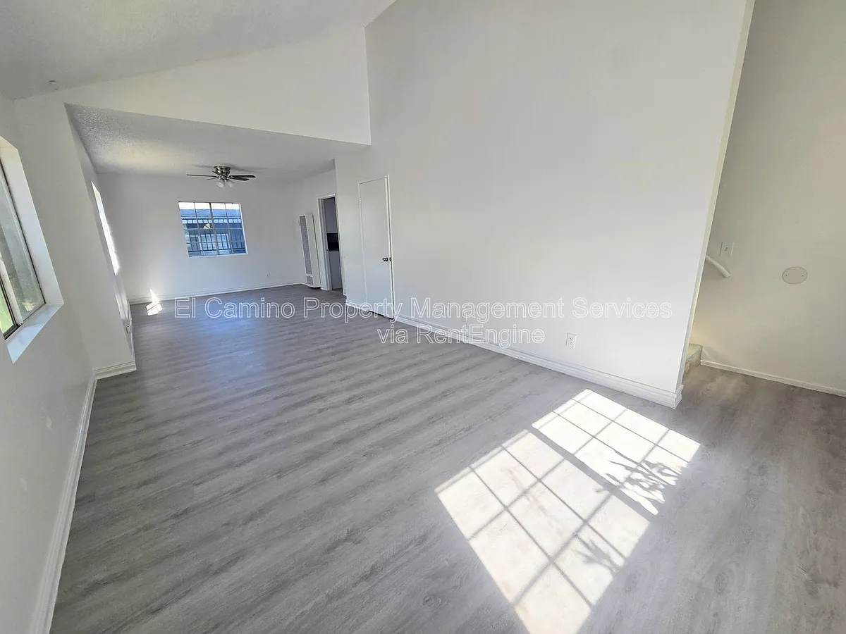 Building Photo - 11140 Duncan Ave #C
