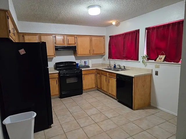 3 bed, 1312 sqft, $2,000 — Photo 2