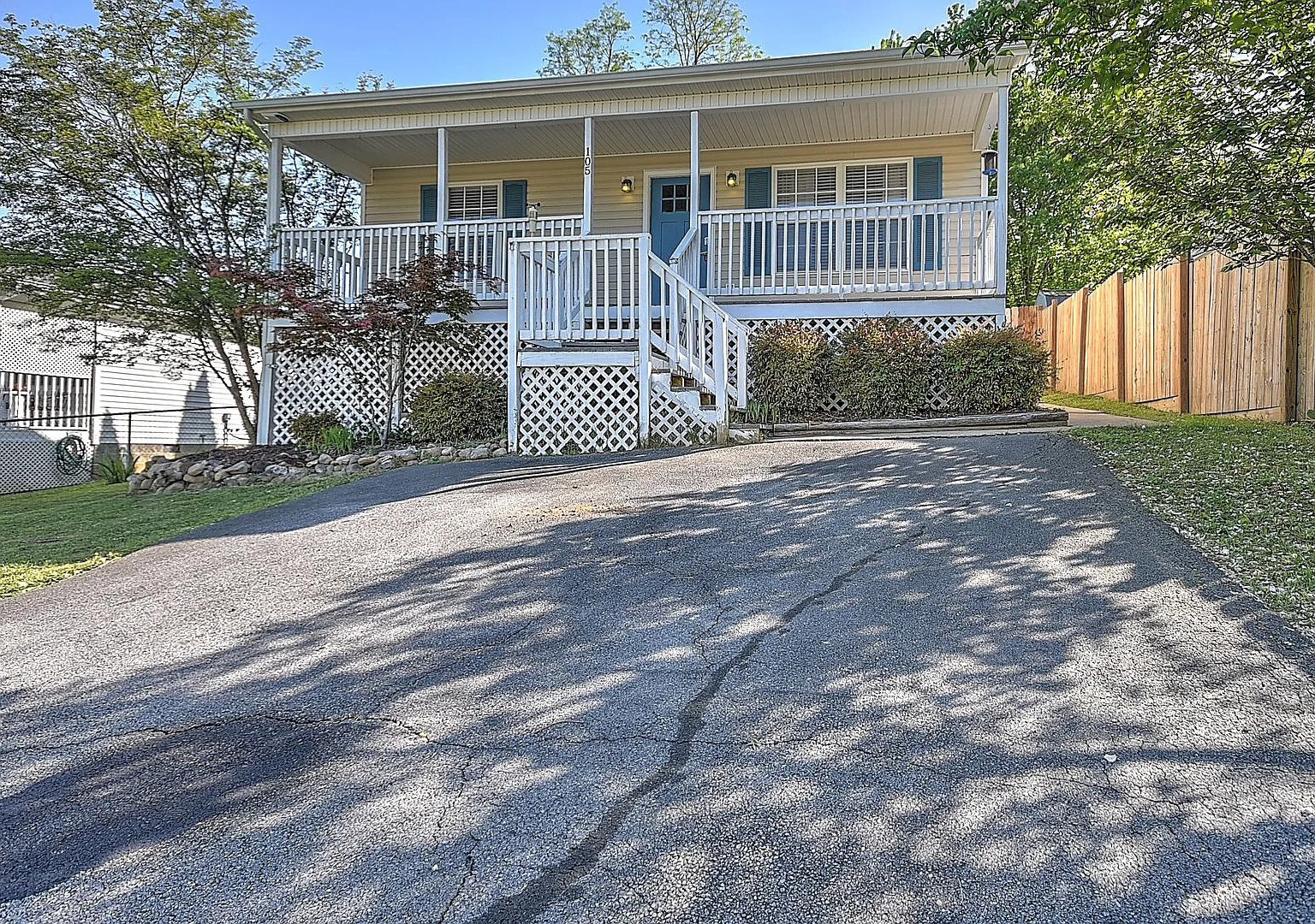105 Saint James Pl, Bristol, TN 37620 — Photo 1
