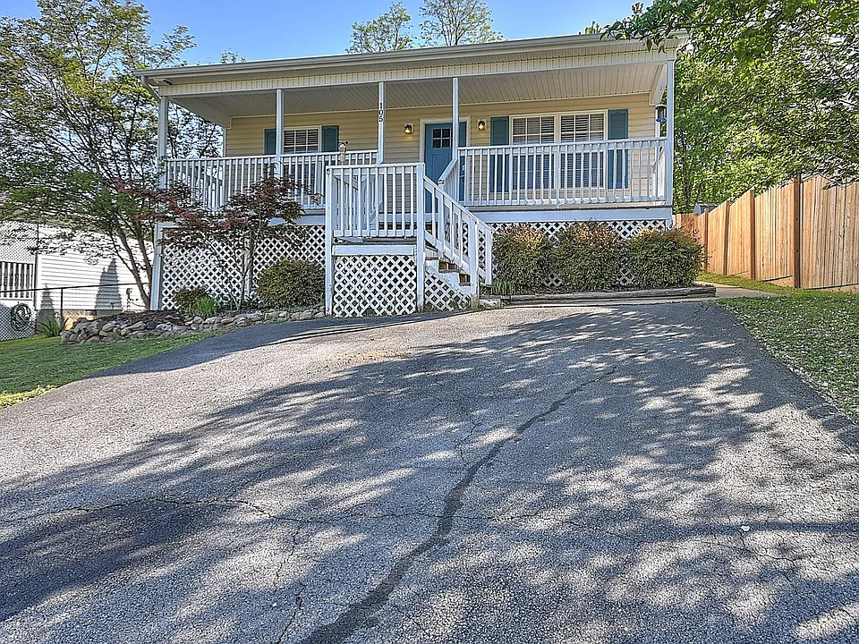 105 Saint James Pl