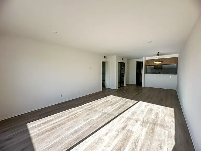 4513 Woodman Ave. — Photo 2