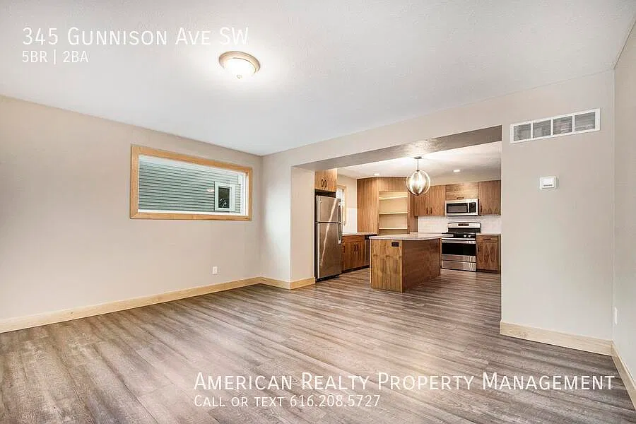 5 bed, 1600 sqft, $2,850 — Photo 2