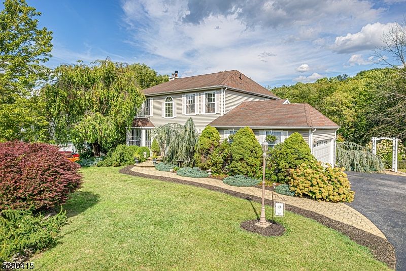 1st image of 28 Fieldstone Dr