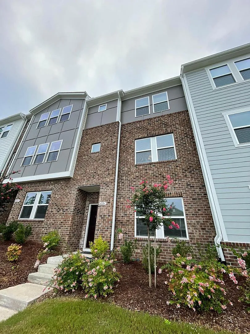 4 bed, 2.5 bath, 1889 sqft, $2,200 — Photo 1