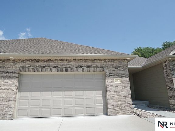 3rd image of 1915 Bentley Cir