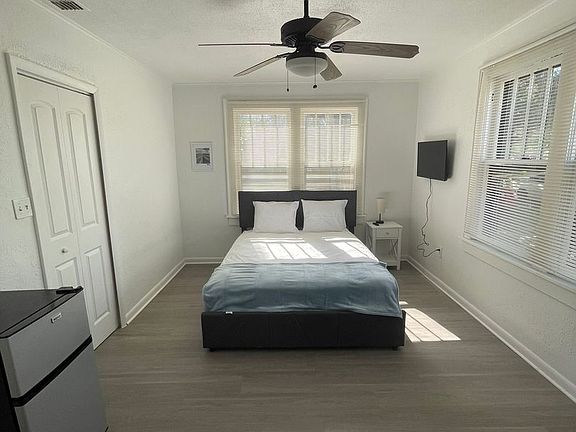 2nd image of 640 Avenue B NE #2