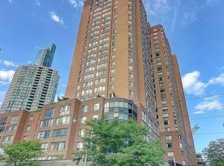 633 Bay St #1702, Toronto, ON M5G 2G4