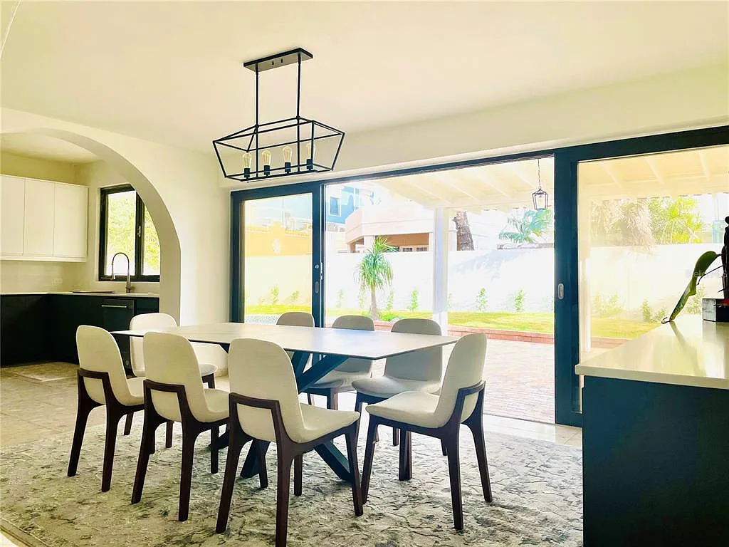 4 bed, 2.5 bath, 3000 sqft, $10,900 — Photo 4