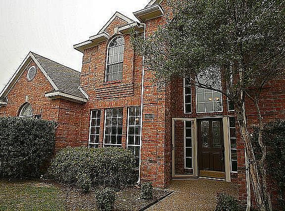 2nd image of 2600 Fairbourne Cir