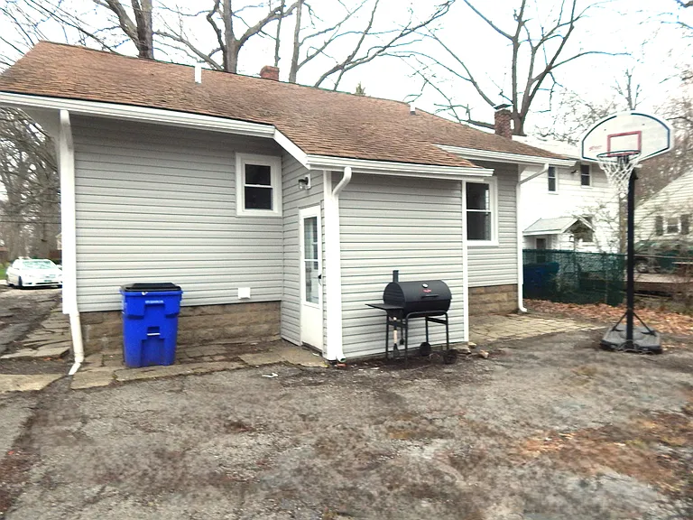 120 E School St — Photo 14