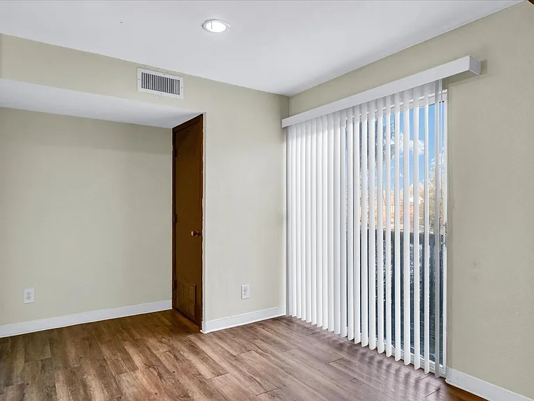 717 Fairmont Dr — Photo 5