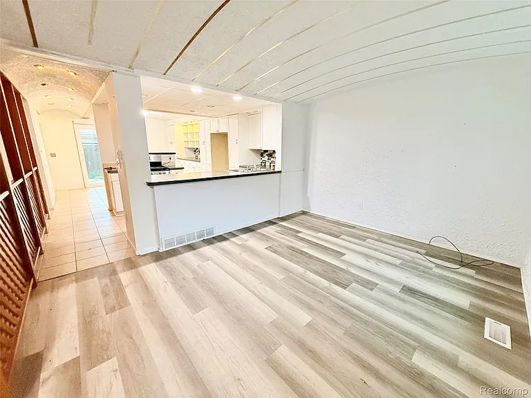 29105 Yorkshire Ln — Photo 3
