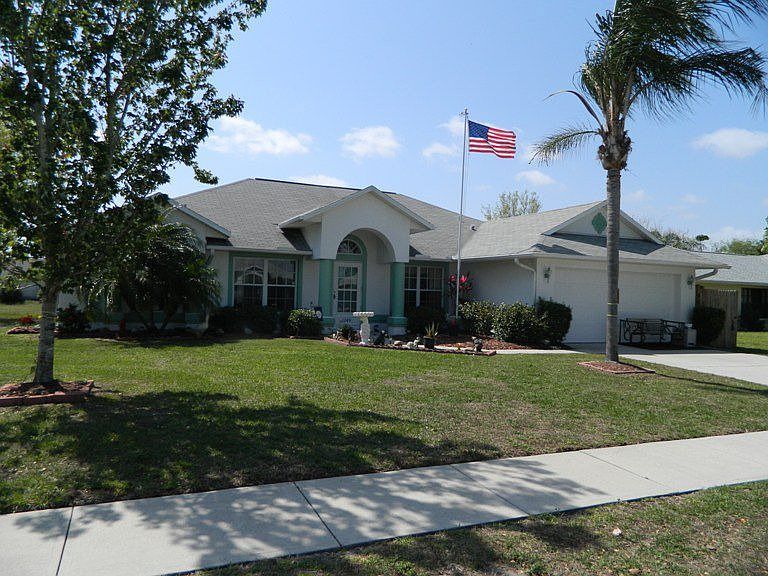 Lakefront Pool Home!