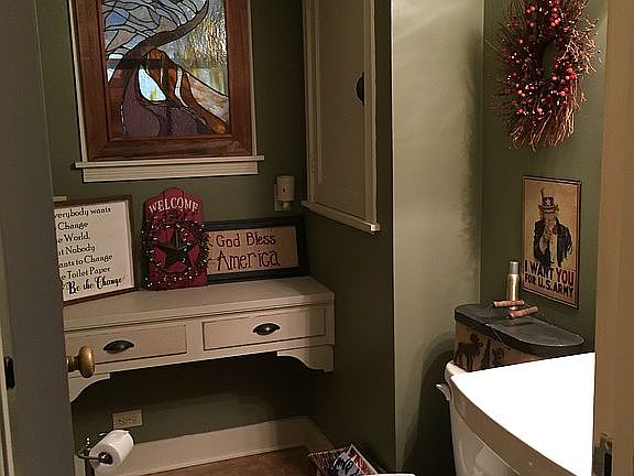 Main floor 1/2 bathroom