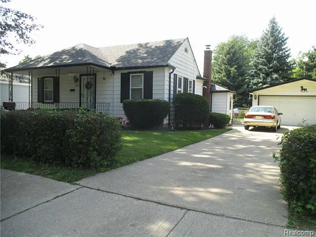 5850 Glenis St photo 1