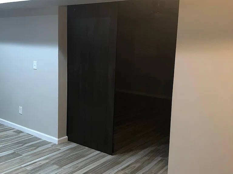 Large Family Rm with Barn Doors