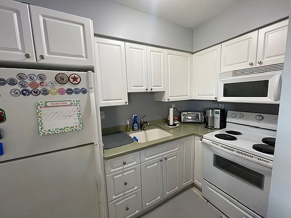 Full kitchen