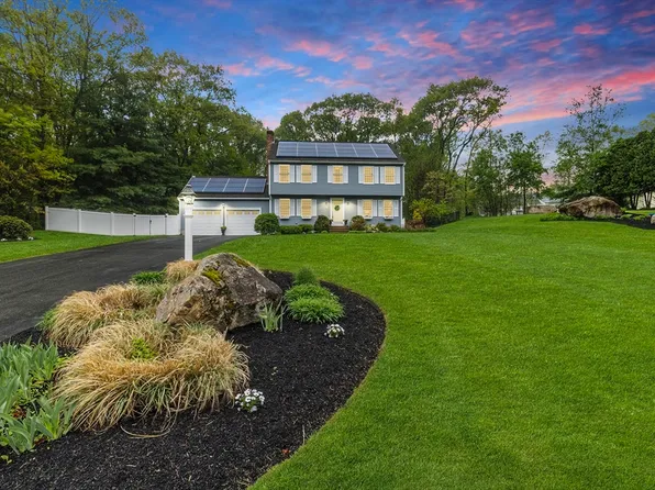 4 Wildwood Dr, Medway, MA 02053