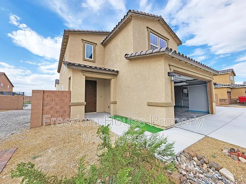 5 bed, 3.0 bath, 3230 sqft, $2,431 — Photo 4
