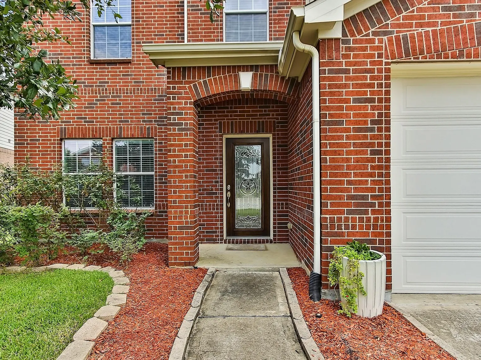4 bed, 2.5 bath, 2832 sqft, $2,500 — Photo 2