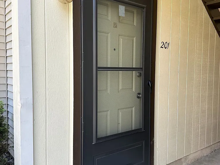 201 Lucas Ln — Photo 3