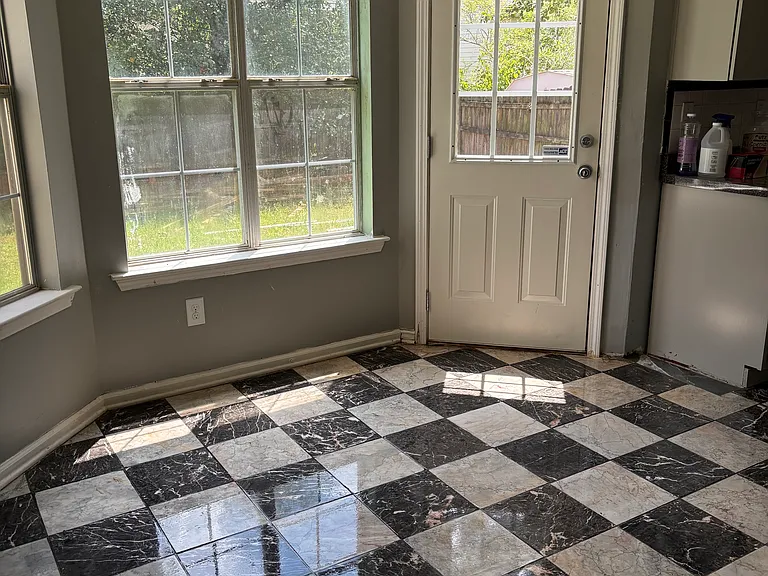 225 Vaness Dr — Photo 5