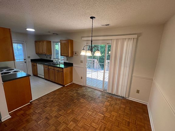 3rd image of 2319 Oak Leigh Dr
