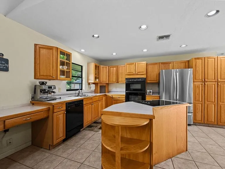 3306 Fargo Ave — Photo 3