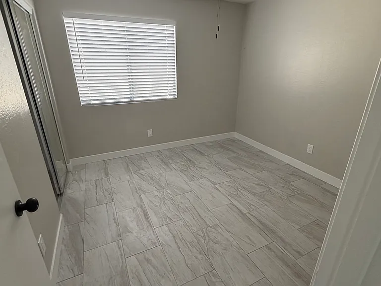 1395 E 10th Pl — Photo 7