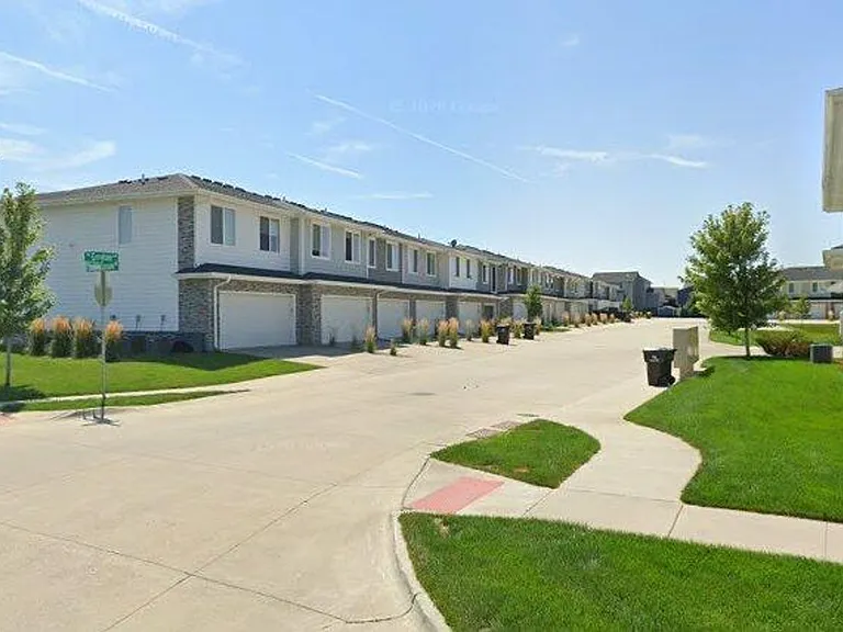 730 SE Greyson Ln — Photo 2