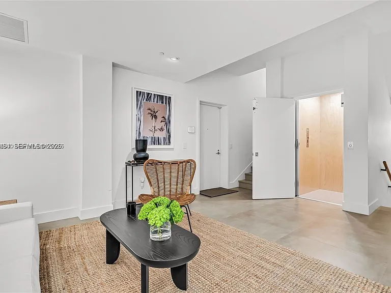 650 NE 32nd St — Photo 5
