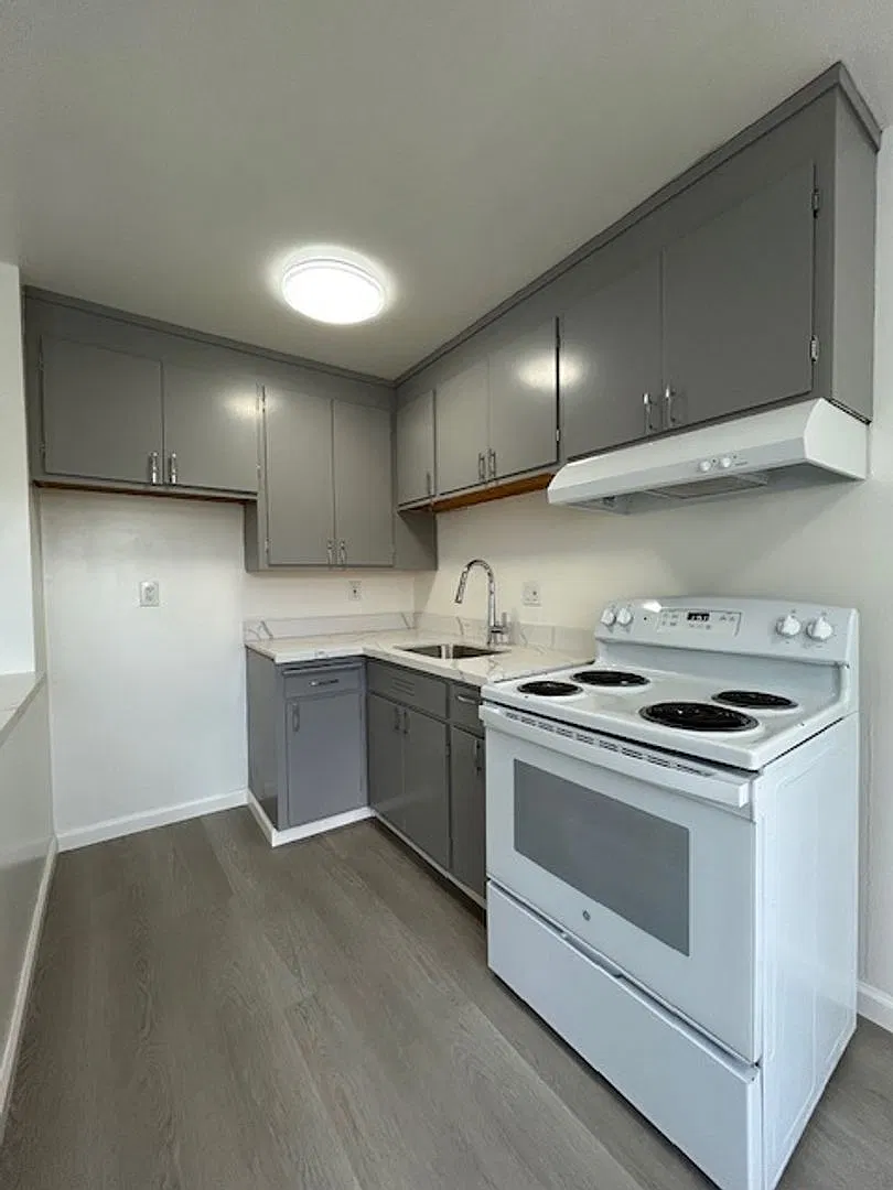 A Large two-bedroom in a modern building, with newly installed Hardwood Flooring — Photo 3