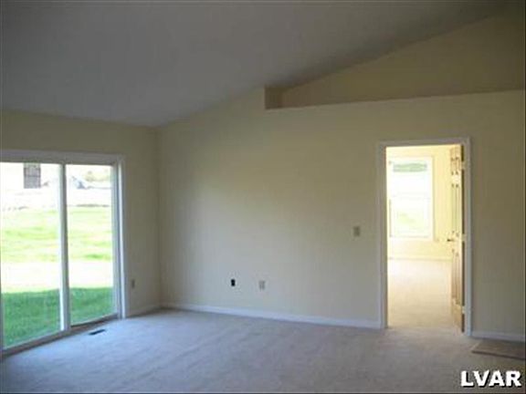3rd image of 3076 Oakland Dr