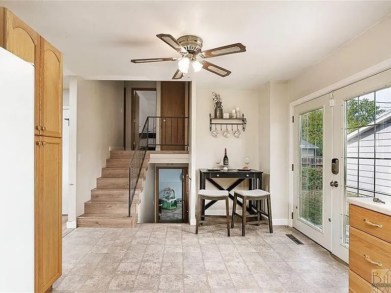 2631 Howard Ave — Photo 2