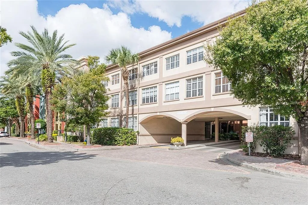 Building Photo - 2320 W Azeele St #327