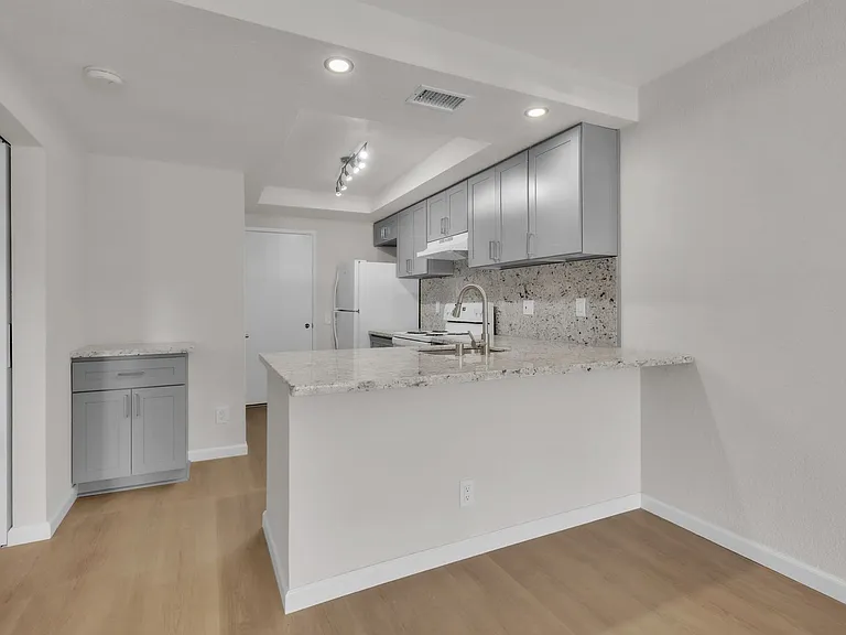 5226 Hemlock St #35 — Photo 10