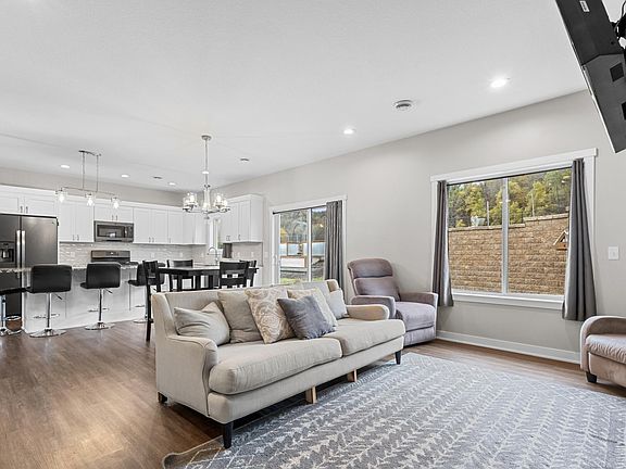 3rd image of 327 Larkspur Ln