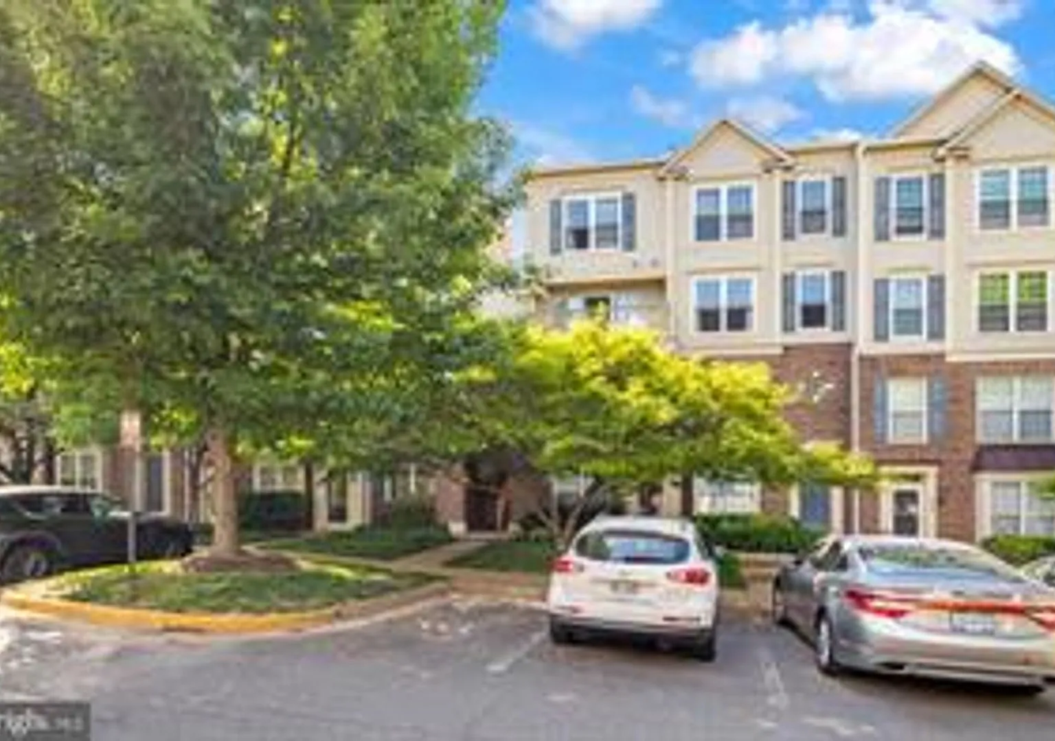 Gorgeous 2 level condo only 1 block from West Falls Church Metro. — Photo 2
