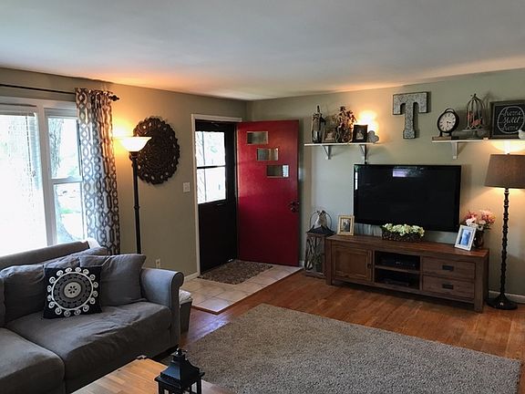 2nd image of 580 Hilltop Ave