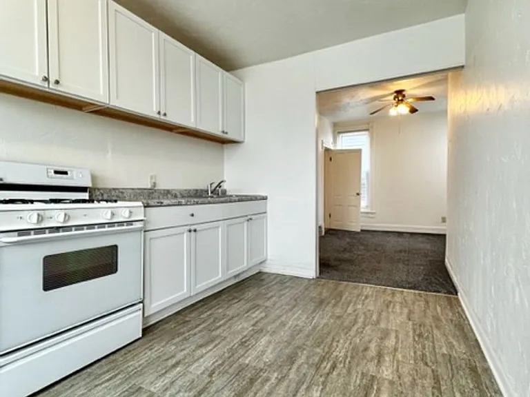 208 S Webster Ave — Photo 5