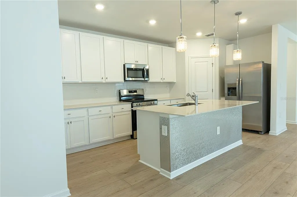 4 bed, 2.5 bath, 2088 sqft, $2,300 — Photo 2