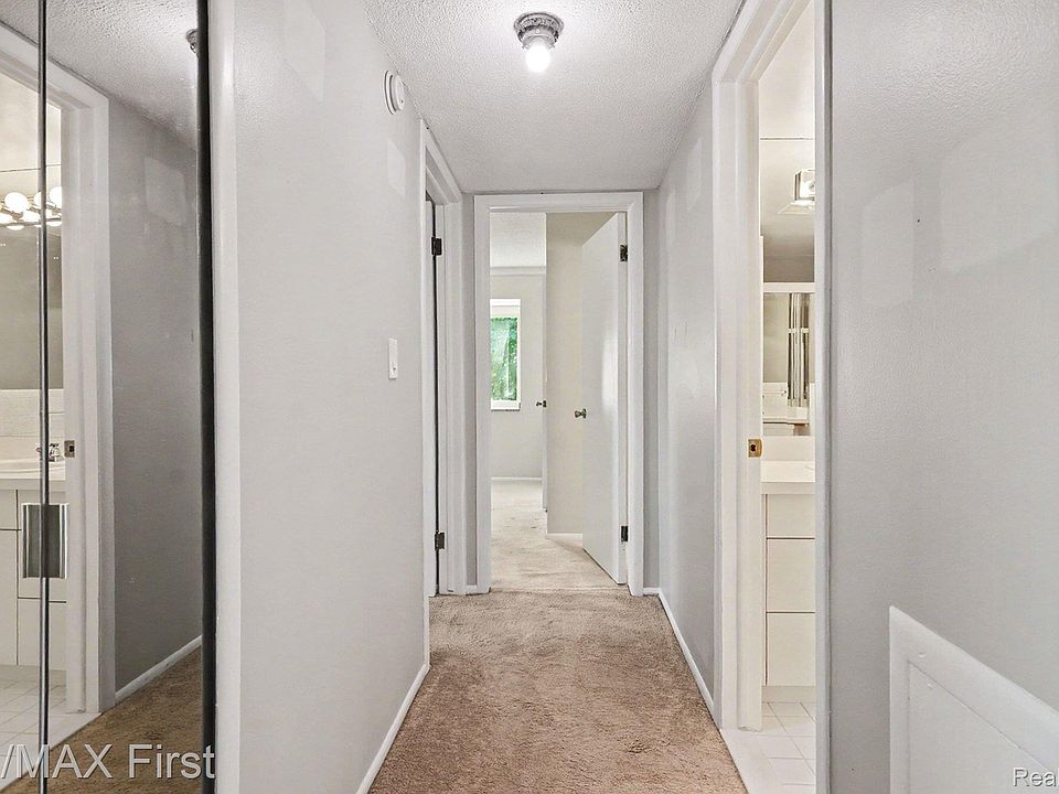 519 Riviera Dr, photo 10