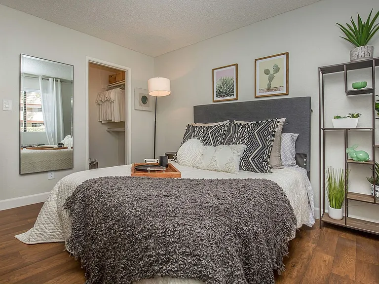 Sun Creek Apartments — Photo 43
