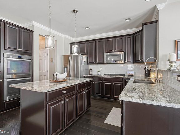 5th image of 490 Defrancesco Cir