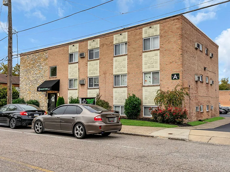 Tremont Court Apartments — Photo 8