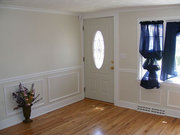 Elegant mouldings in Livingroom