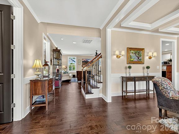 4th image of 804 Sardis Ln
