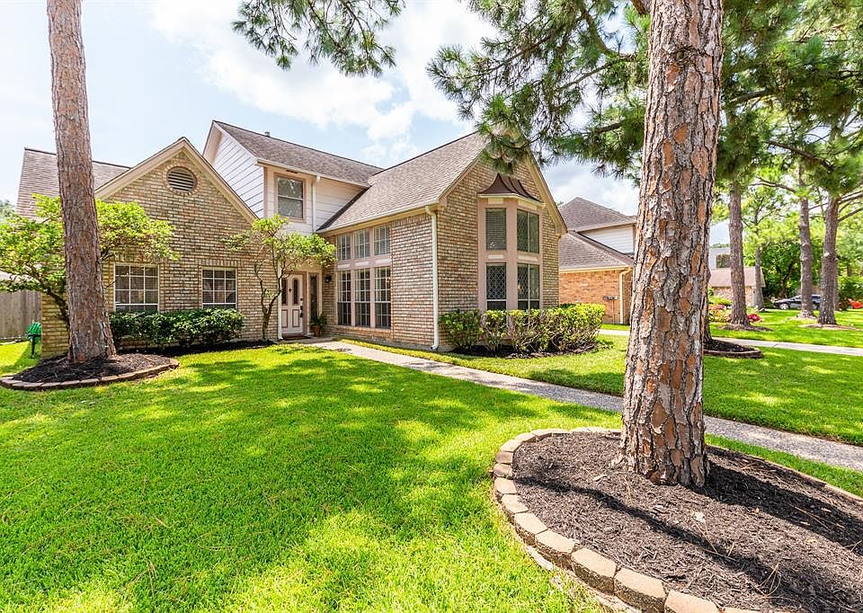 This great 4/2.5/2 home with nice curb appeal with brick elevation sits on a nice sized lot on a quiet street in the neighborhood of Sugar Mill.