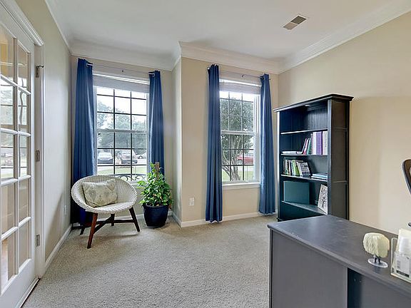 4th image of 209 Evesham Dr